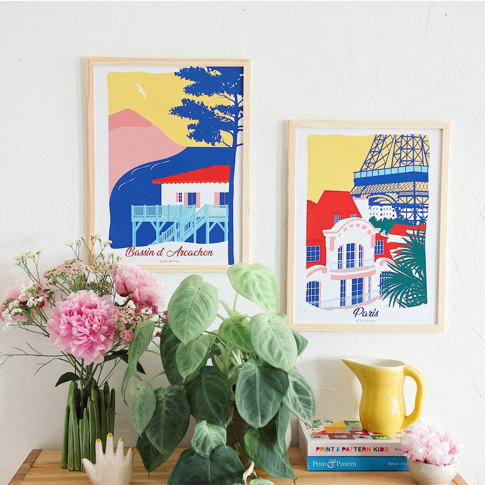  Mur d’affiches Cap Ferret et Arcachon de Julie Roubergue dans une salle à manger lumineuse à Bordeaux.