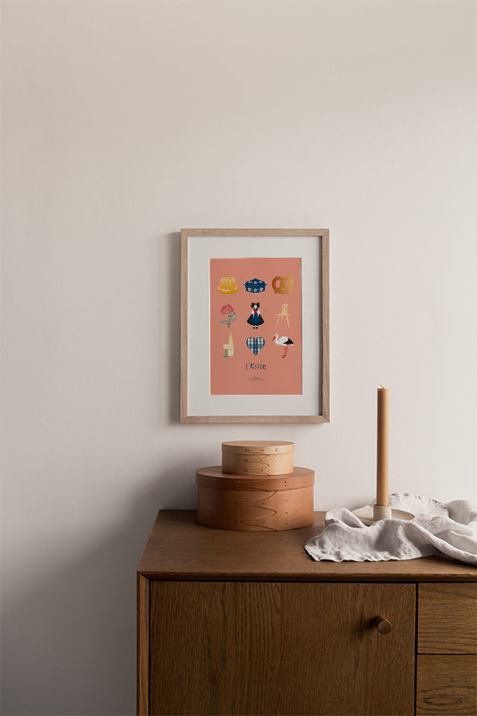 Affiche L’Alsace – Les Iconiques dans un intérieur. Illustration décorative des icônes de la culture alsacienne.