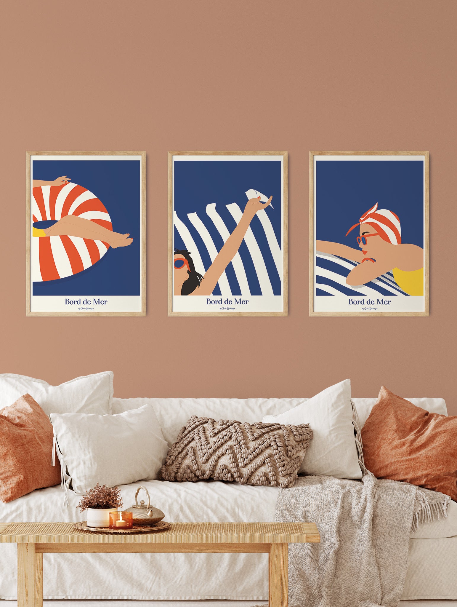 Affiches d’été style vintage avec serviettes rayées et femmes au soleil, déco bord de mer fraîche et élégante.