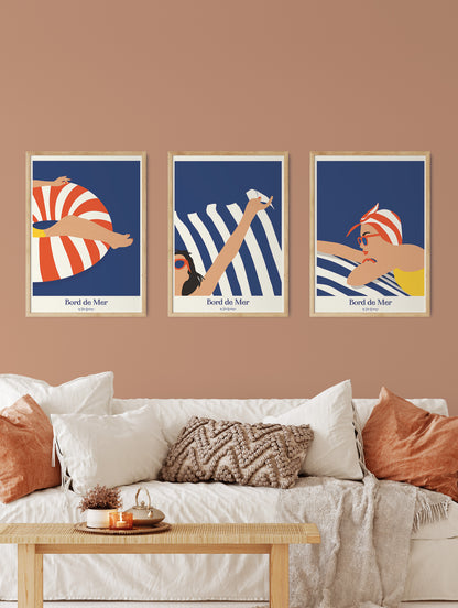 Affiches murales dans un intérieur lumineux, ambiance rétro chic et vacances bord de mer.