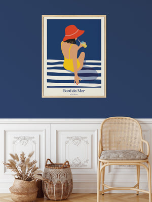 Affiche Bord de Mer – Pause Rafraîchissante en situation dans un intérieur lumineux : touche déco colorée et fraîche, idéale pour l’été.