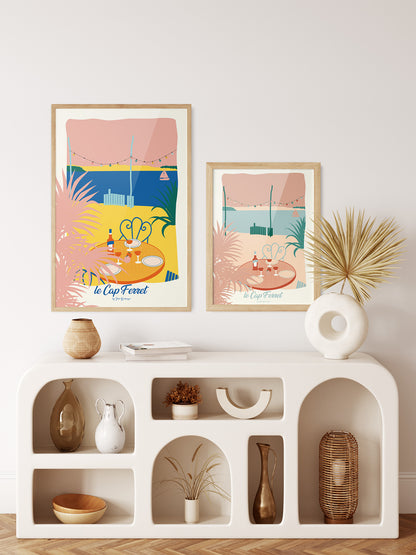 Duo d'affiches Cap Ferret – La Cabane, versions colorée et pastel, accrochées ensemble pour un effet galerie.