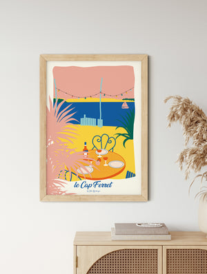 Affiche Cap Ferret – La Cabane, version colorée, accrochée dans un salon lumineux au style bord de mer.