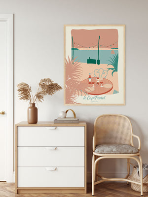 Affiche Cap Ferret – La Cabane, version pastel, mise en valeur dans une chambre douce et contemporaine.