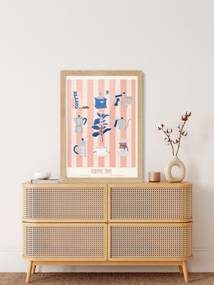 Affiche incarnadin "Coffee Time – Les Iconiques" décorant une salle à manger chaleureuse, style rétro chic.