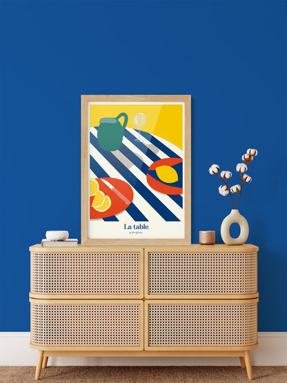 Affiche La Table d’Été dans une cuisine ensoleillée, ambiance fraîche, graphique et conviviale.