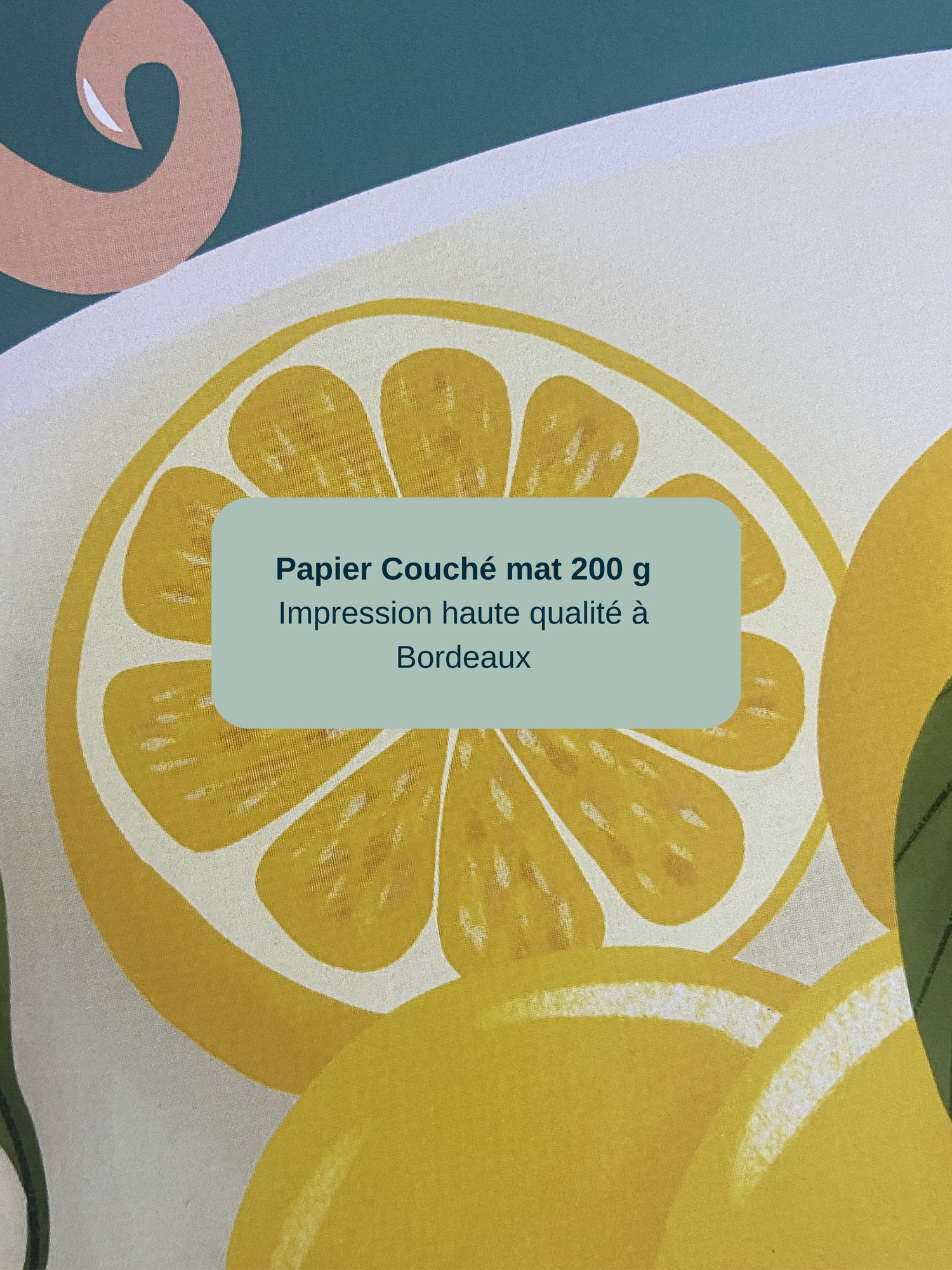 Gros plan sur l’affiche Lemons Bloom montrant les citrons et la qualité d’impression sur papier couché mat.