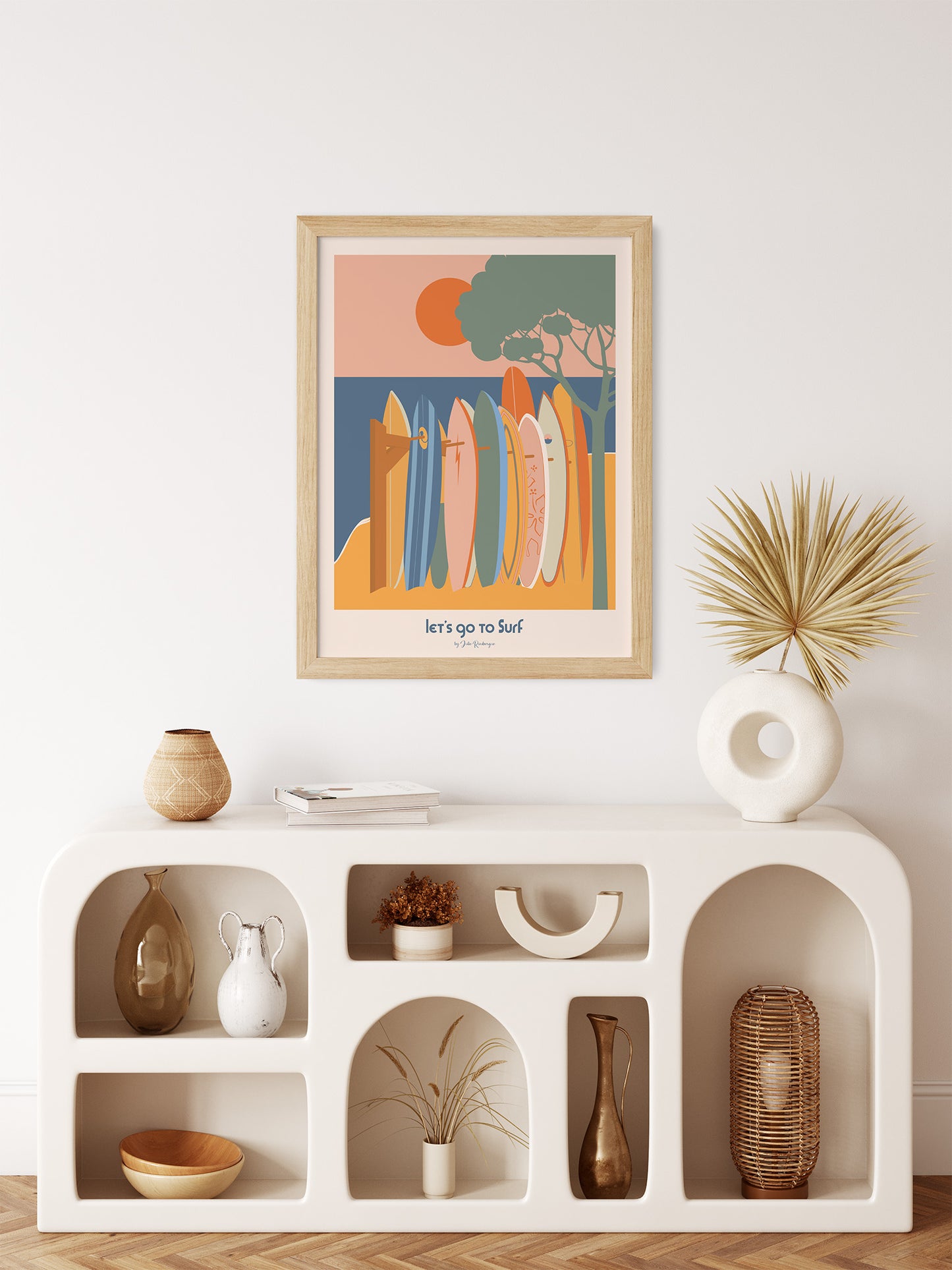 Affiche Let's Go to Surf dans salon lumineux décoration bord de mer ambiance naturelle