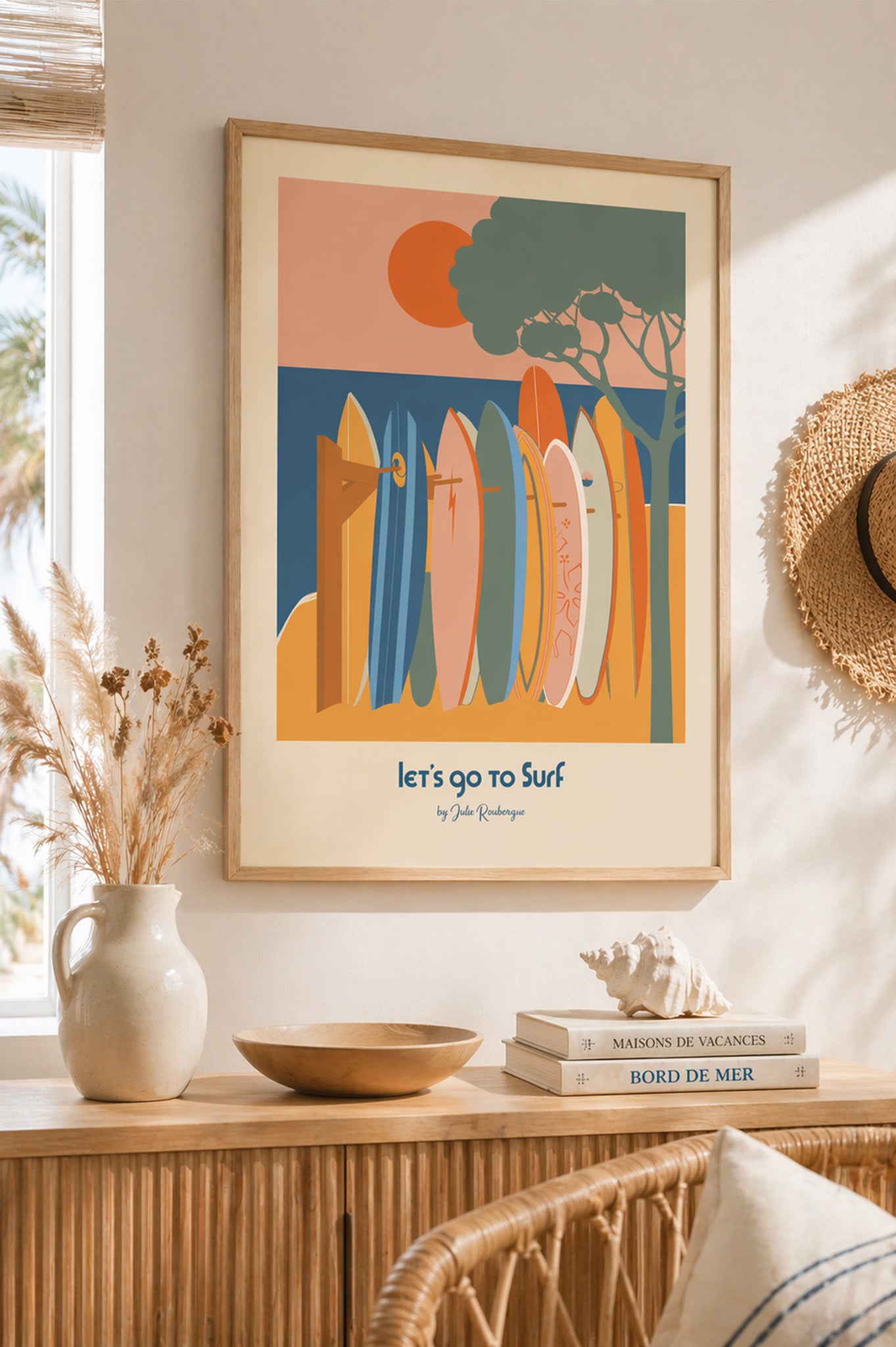 Affiche Let's Go to Surf dans salon lumineux décoration bord de mer ambiance naturelle