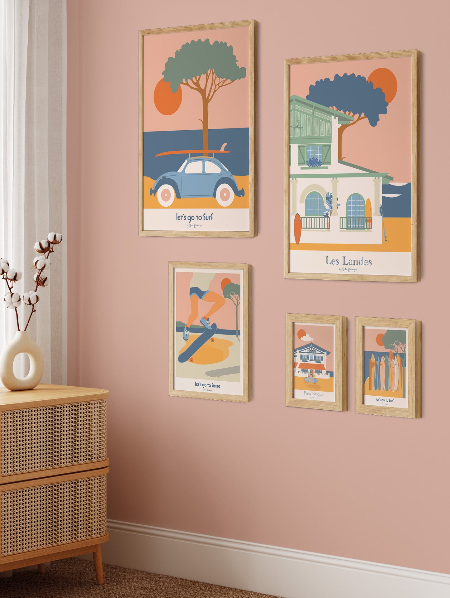 Affiches murales mises en scène dans un intérieur, ambiance dynamique, surf et culture urbaine rétro.