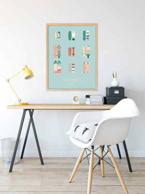 Affiche Skateboards – Les Iconiques (palette pastel) en situation dans un bureau ou un intérieur cosy.