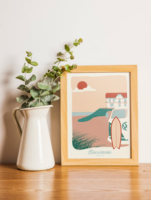 Carte postale illustrée intitulée “Biscarrosse, La Plage” par Julie Roubergue, représentant la plage, les dunes avec un combi et un surf dans les tons pastel.