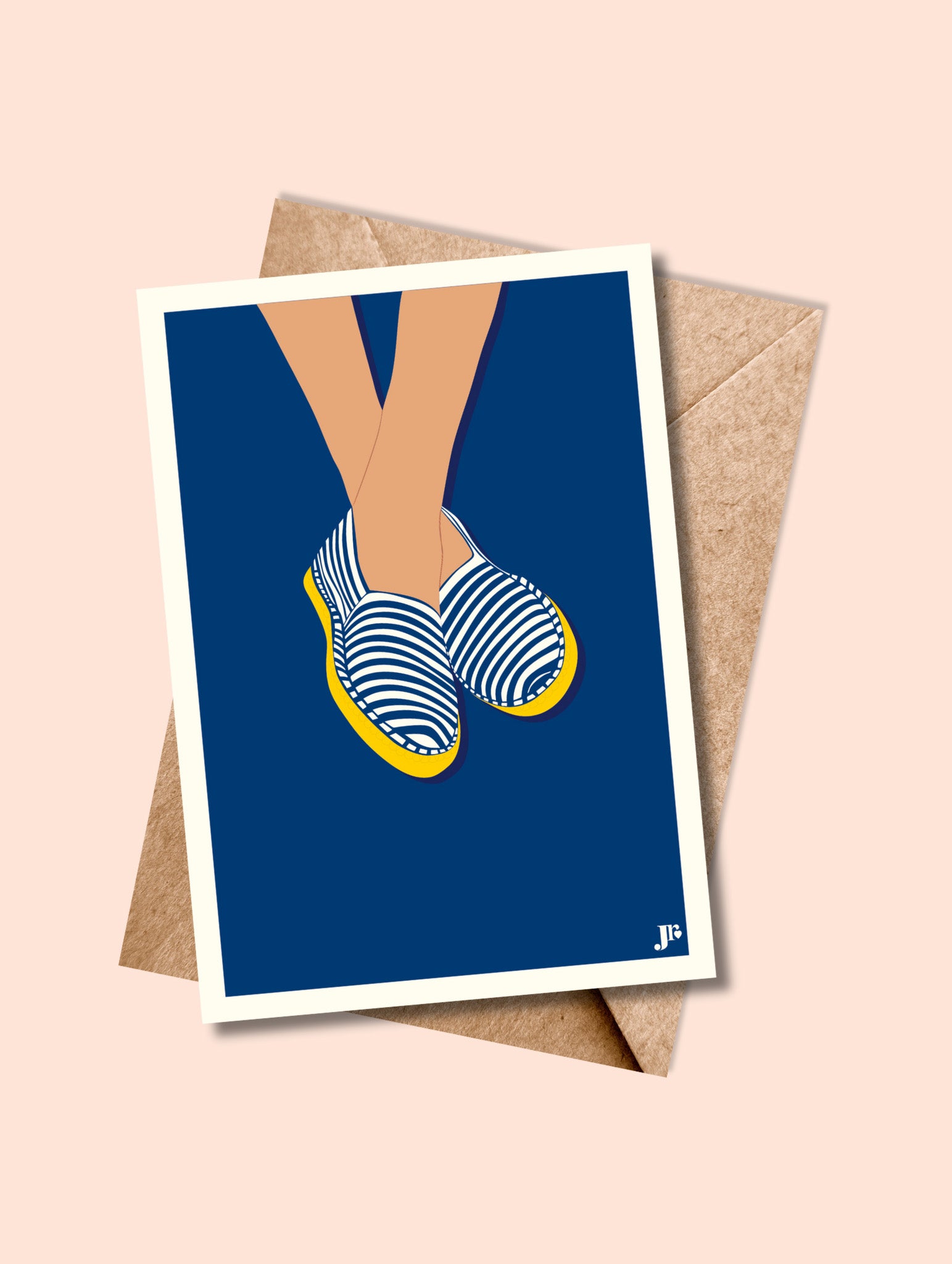 Carte postale BORD DE MER – Rayures à la Plage, illustration d’espadrilles rayées croisées sur fond bleu.