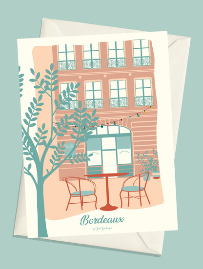 Carte postale illustrée intitulée “Bordeaux, La Terrasse” par Julie Roubergue, représentant une des fameuses terrasses de la capitale girondine  dans des tons pastel.