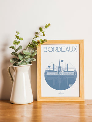 Carte postale illustrée intitulée “Bordeaux, La Ville” par Julie Roubergue, représentant de façon graphique les monuments emblématiques de Bordeaux en bleuet.