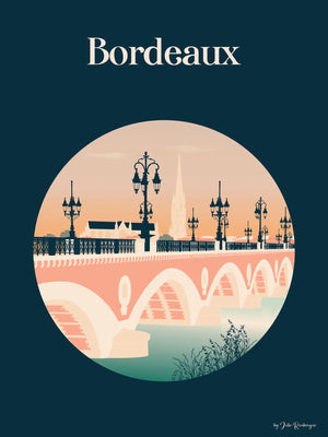 Carte postale illustrée intitulée “Bordeaux, Le Pont de Pierre” par Julie Roubergue, représentant le fameux pont sur la Gironde et la vue de Bordeaux côté rive droite avec un fond bleu profond.