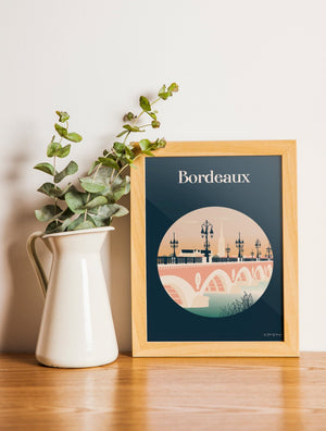 Carte postale illustrée intitulée “Bordeaux, Le Pont de Pierre” par Julie Roubergue, représentant le fameux pont sur la Gironde et la vue de Bordeaux côté rive droite avec un fond bleu profond.