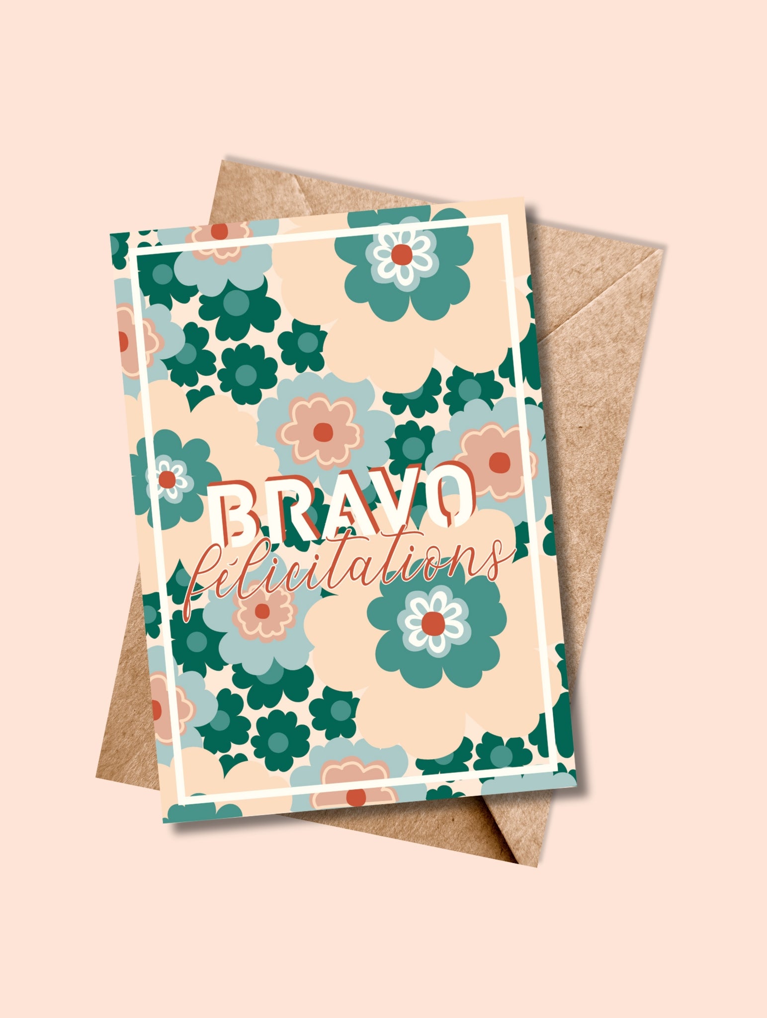 Carte BRAVO FÉLICITATIONS (version pastel) avec enveloppe crème assortie, mise en scène sur fond doux.