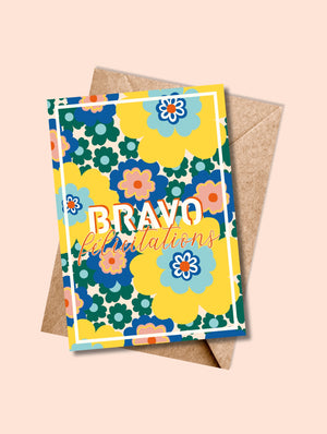 Carte BRAVO FÉLICITATIONS (version multicolore) accompagnée de son enveloppe, présentation décorative.