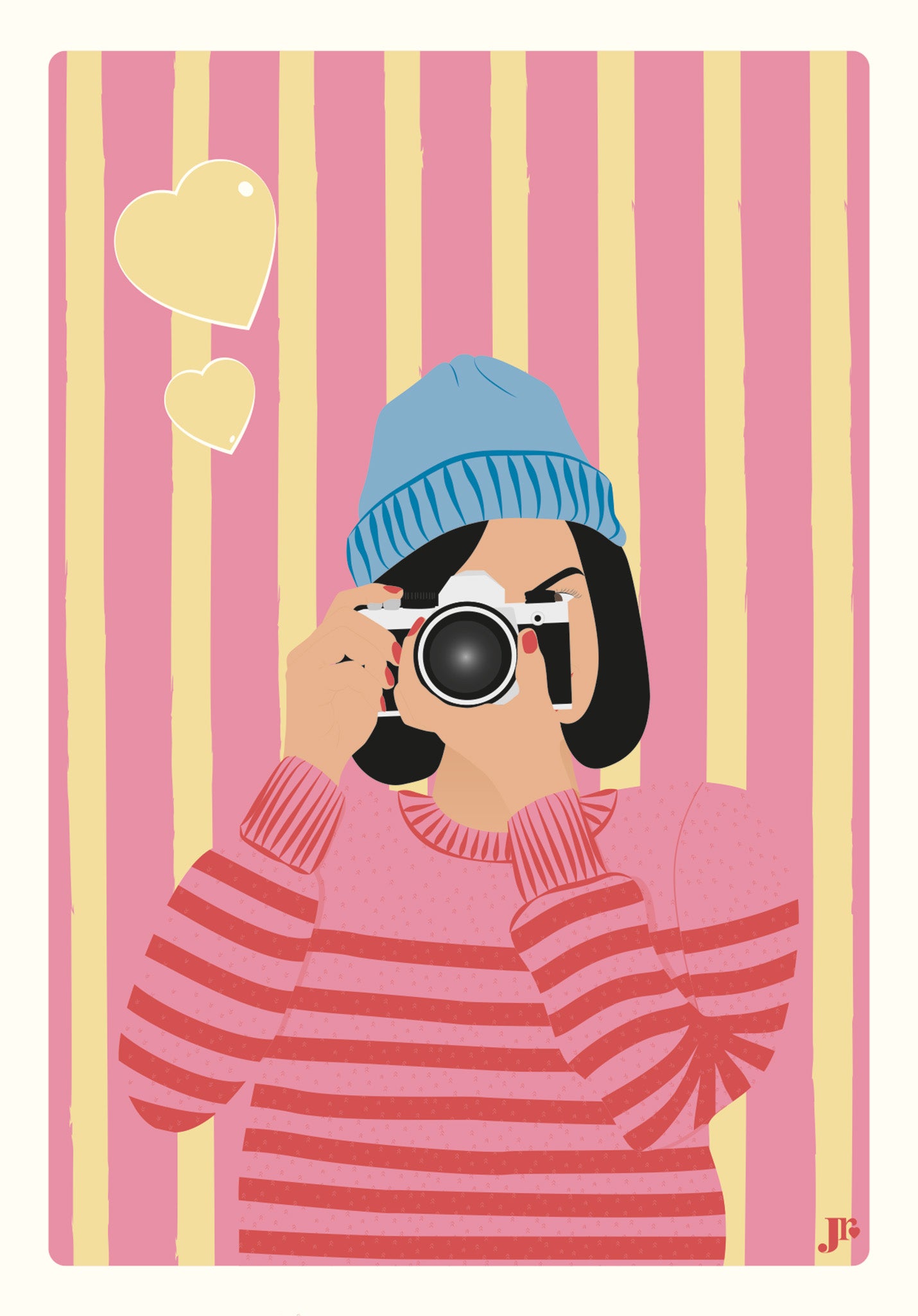 Illustration seule de la carte postale Clic de Cœur, jeune femme en pull rayé prenant une photo sur fond rose et jaune.
