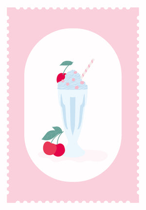 Carte postale L’Été, La Glace – illustration d’un verre à milkshake bleu pastel avec chantilly, cerise, paille rayée et cerises rouges sur fond rose.