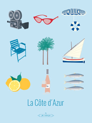 Carte postale La Côte d'Azur – Les Iconiques affichant une composition d’icônes de la French Riviera sur fond bleu-ciel.