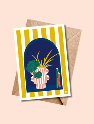 Carte postale La Succulente, illustration déco avec plante verte dans un vase rayé et livres.