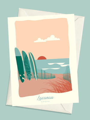 Carte postale Lacanau – Sunset en version pastel : planches de surf, herbes et coucher de soleil sur fond doux et rosé.