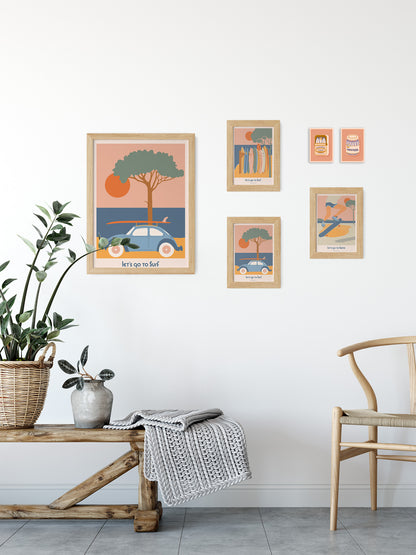 Proposition de décoration avec des cartes postales sur le thème du surf et du skate.