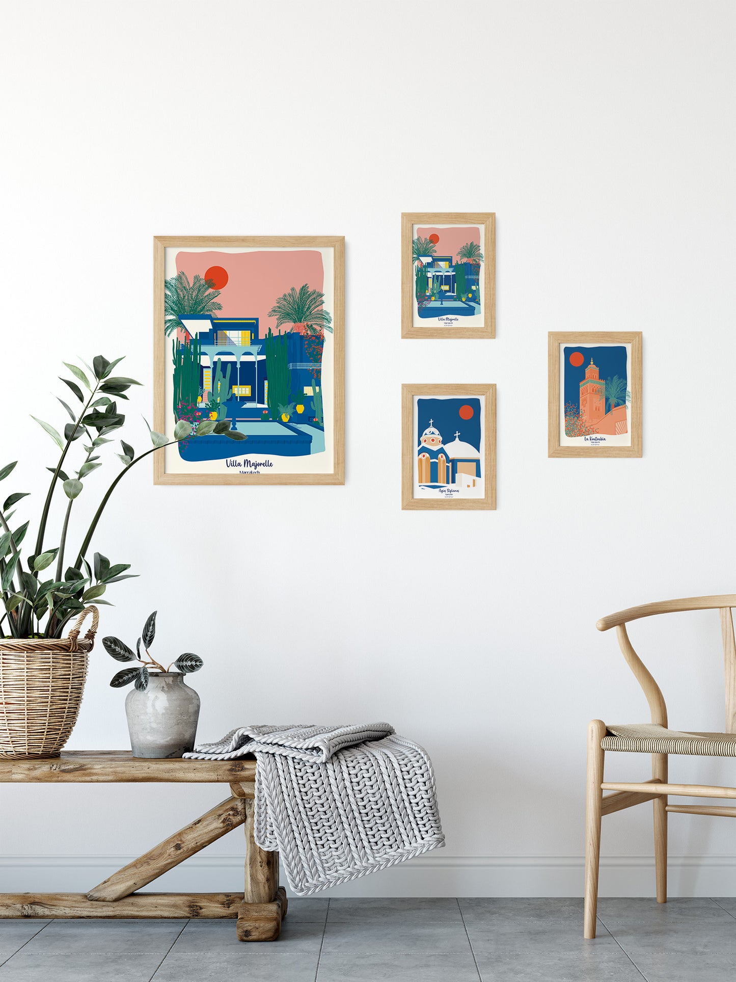 Carte postale illustrée intitulée “Marrakech, Villa Majorelle” par Julie Roubergue, représentant le magnifique jardin luxuriant et la fameuse villa bleue.