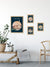 Carte postale Saint-Émilion – Le Village encadrée dans un intérieur chaleureux, décoration murale élégante inspirée du Sud-Ouest.