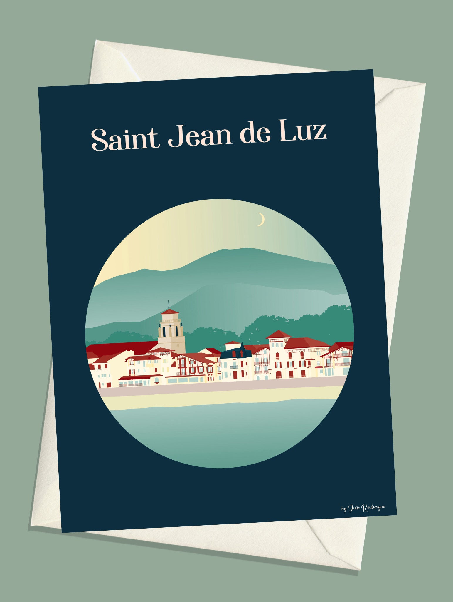 Carte postale Saint Jean de Luz, illustration de la ville avec son clocher et ses fameuses maisons basques et la plage avec enveloppe assortie.  