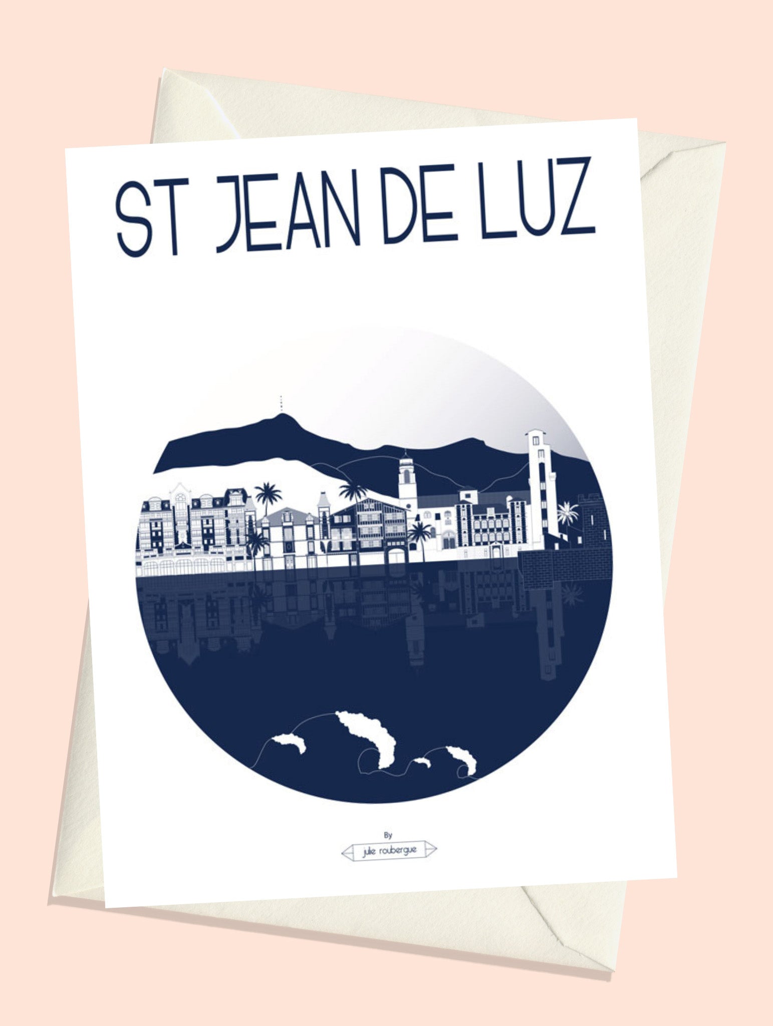 Carte postale Saint-Jean-de-Luz – La Ville (marine) avec son enveloppe: silhouettes basques emblématiques et reflets graphiques dans un cercle stylisé.