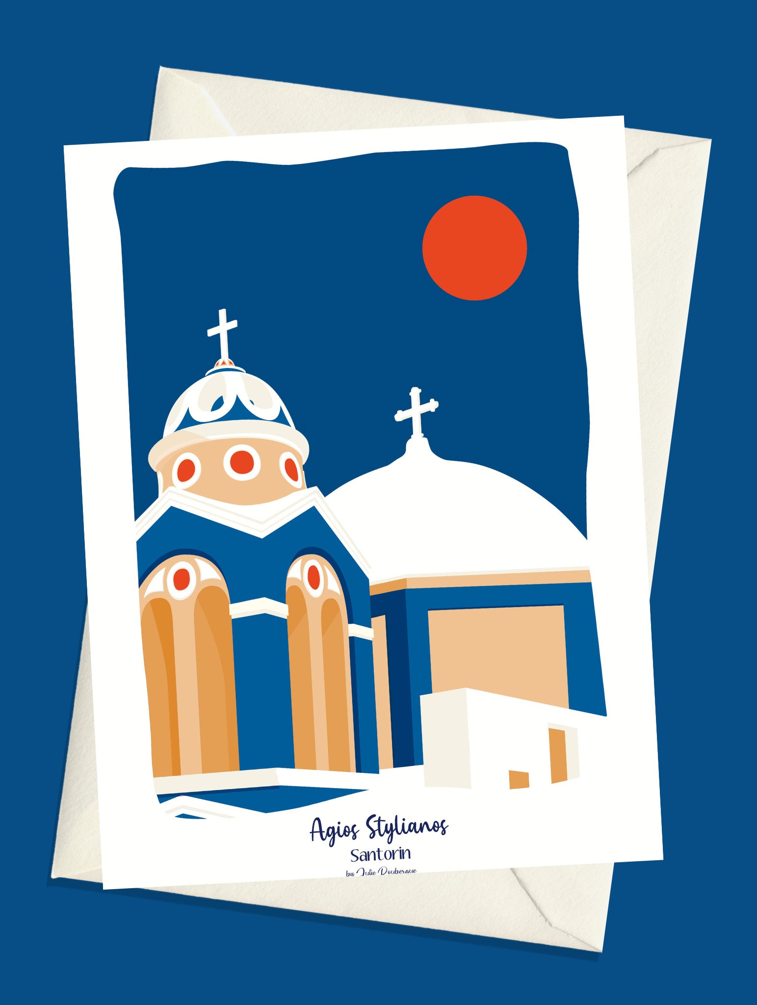 Carte postale illustrée intitulée “Santorin, Agios Stylianos” par Julie Roubergue, représentant une chapelle avec son dôme blanc avec un ciel bleu mediterranéen.