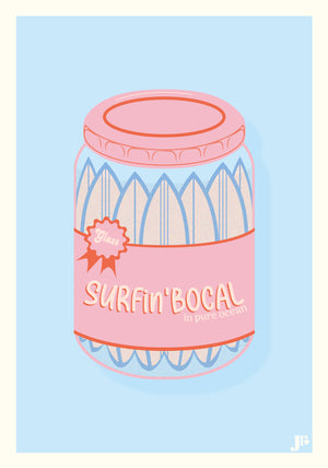 Illustration de la carte postale SURFin’BOCAL – version bleue – avec planches de surf dans un bocal sur fond bleu ciel