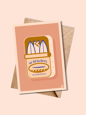 Carte postale SURFin'BOX ocre et enveloppe kraft assortie, mise en scène dans une ambiance vintage.