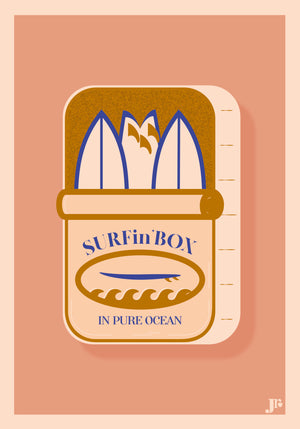 Illustration de la carte postale SURFin'BOX version ocre, avec trois planches de surf dans une boîte aux tons chauds et dorés.