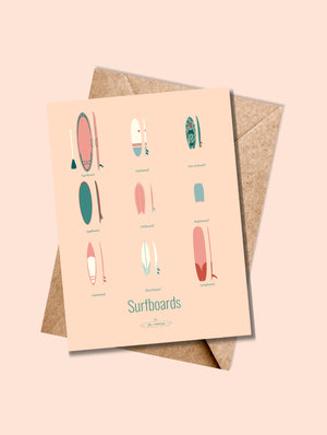Carte postale Surfboards, Les Iconiques avec un fond rose clair, accompagnée de son enveloppe kraft.