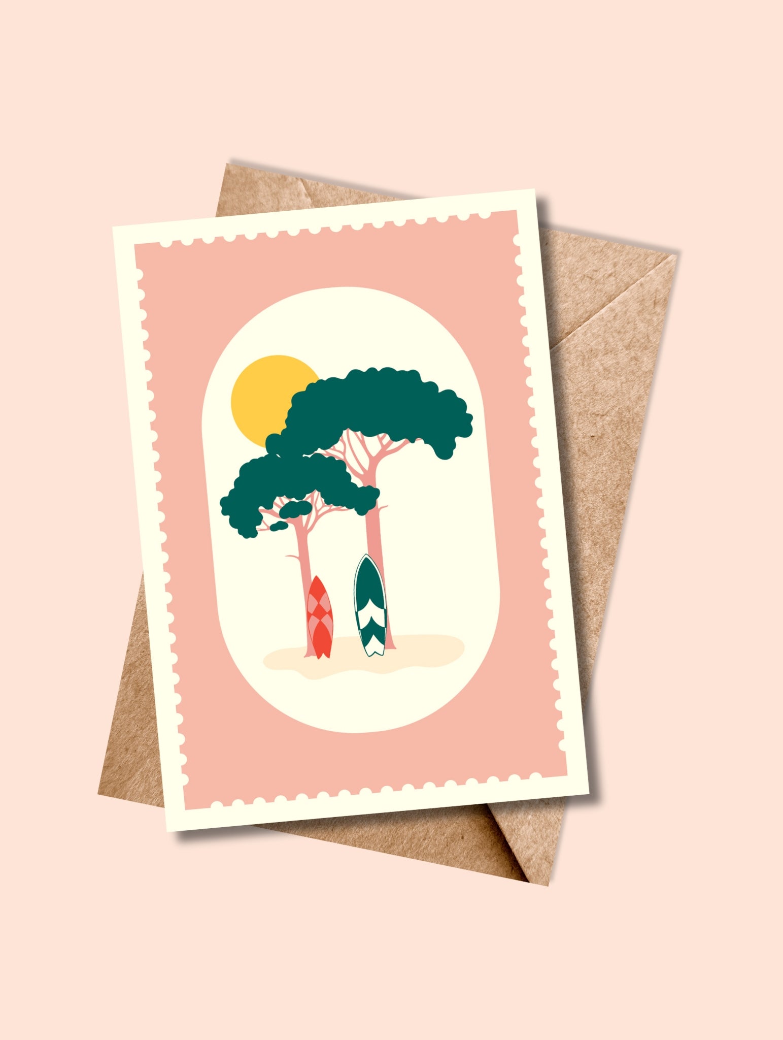 Carte postale Surfs & Pins avec enveloppe kraft – ambiance surf, forêt et soleil.