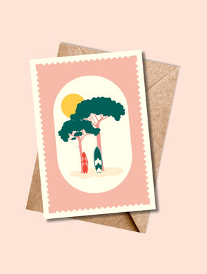 Carte postale Surfs & Pins avec enveloppe kraft – ambiance surf, forêt et soleil.