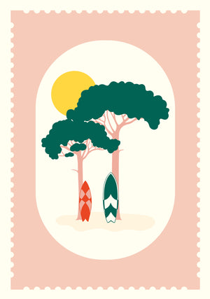 Carte postale Surfs & Pins – illustration de deux planches de surf rouges et vertes appuyées contre des pins parasols sur fond rose et crème.