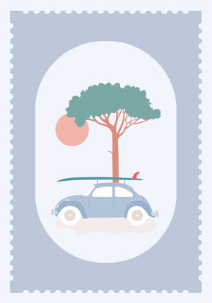 Carte postale Pin, Surf & Coccinelle – illustration rétro d’une voiture bleue sous un pin avec planche de surf sur le toit, soleil rose en fond.