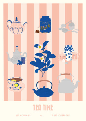 Carte postale Tea Time – version rose, objets du rituel du thé sur fond à rayures pastel.