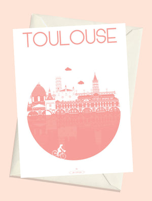 Carte postale Toulouse – La Ville, version rose poudré avec son enveloppe: illustration poétique et urbaine des monuments toulousains.