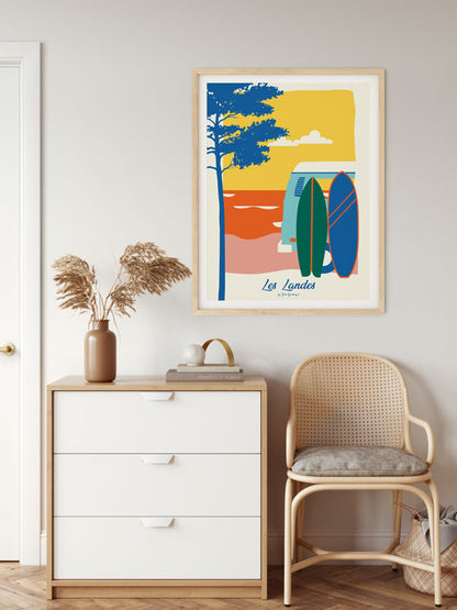 Affiche décorative Les Landes – Les Surfs multicolore dans un intérieur estival.