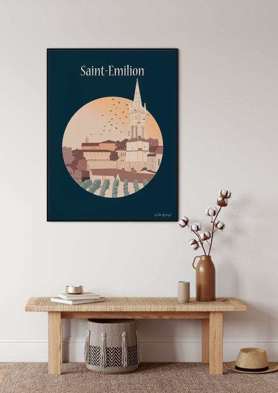 Affiche décorative Saint-Émilion – Le Village mise en scène dans un intérieur lumineux au style naturel.
