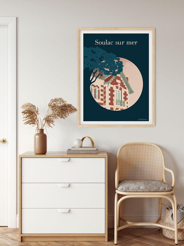 Mise en scène d’une affiche déco Soulac-sur-Mer, La Maison dans un intérieur lumineux au style vintage ou bord de mer.