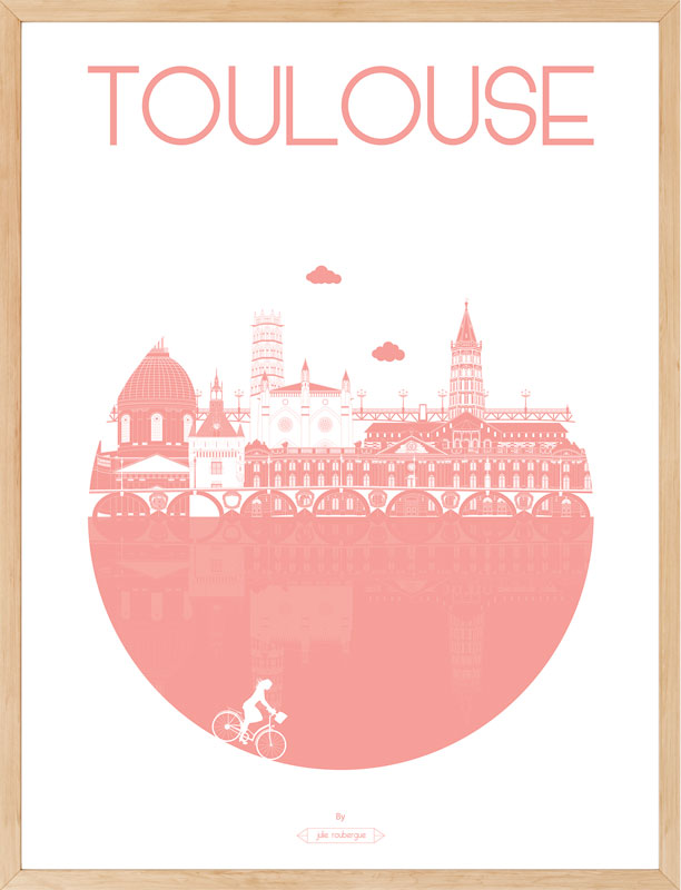 Affiche "Toulouse – La Ville" en rose, encadrée en bois clair, dans un intérieur lumineux.